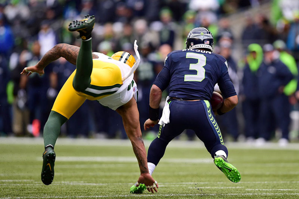 sea-gb-russell-wilson-pursuit-800-rb.jpg